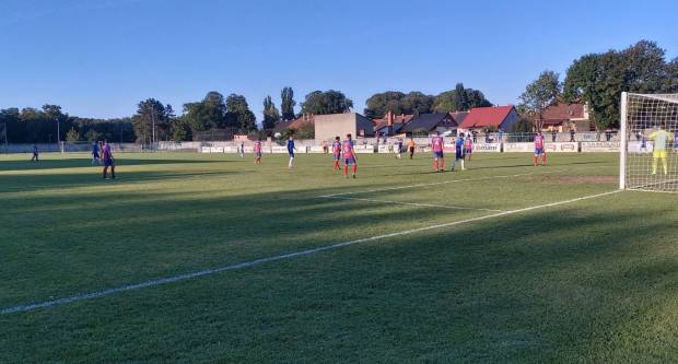 Igrači NK ʺSlavonijaʺ pobijedili HNK ʺĐakovo Croatiaʺ 2:1 i zasjeli na vrh tablice 3. HNL Istok