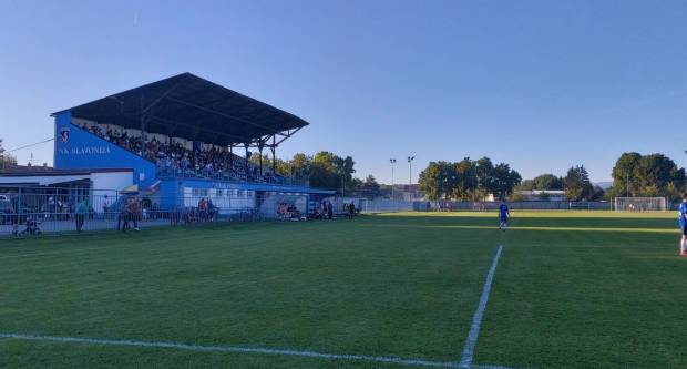 Igrači NK ʺSlavonijaʺ pobijedili HNK ʺĐakovo Croatiaʺ 2:1 i zasjeli na vrh tablice 3. HNL Istok