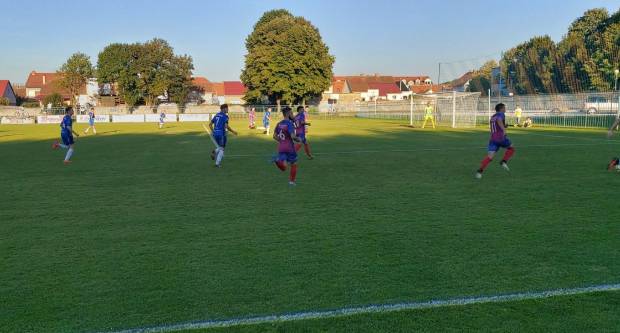 Igrači NK ʺSlavonijaʺ pobijedili HNK ʺĐakovo Croatiaʺ 2:1 i zasjeli na vrh tablice 3. HNL Istok