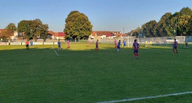 Igrači NK ʺSlavonijaʺ pobijedili HNK ʺĐakovo Croatiaʺ 2:1 i zasjeli na vrh tablice 3. HNL Istok