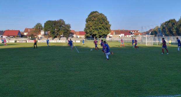 Igrači NK ʺSlavonijaʺ pobijedili HNK ʺĐakovo Croatiaʺ 2:1 i zasjeli na vrh tablice 3. HNL Istok