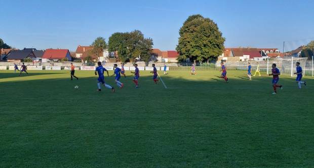 Igrači NK ʺSlavonijaʺ pobijedili HNK ʺĐakovo Croatiaʺ 2:1 i zasjeli na vrh tablice 3. HNL Istok