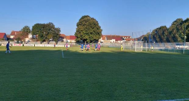 Igrači NK ʺSlavonijaʺ pobijedili HNK ʺĐakovo Croatiaʺ 2:1 i zasjeli na vrh tablice 3. HNL Istok