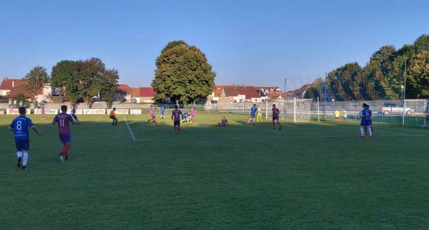 Igrači NK ʺSlavonijaʺ pobijedili HNK ʺĐakovo Croatiaʺ 2:1 i zasjeli na vrh tablice 3. HNL Istok