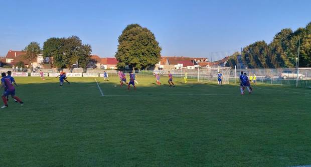 Igrači NK ʺSlavonijaʺ pobijedili HNK ʺĐakovo Croatiaʺ 2:1 i zasjeli na vrh tablice 3. HNL Istok