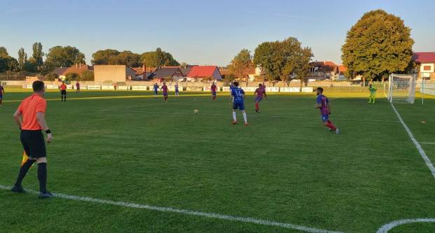 Igrači NK ʺSlavonijaʺ pobijedili HNK ʺĐakovo Croatiaʺ 2:1 i zasjeli na vrh tablice 3. HNL Istok