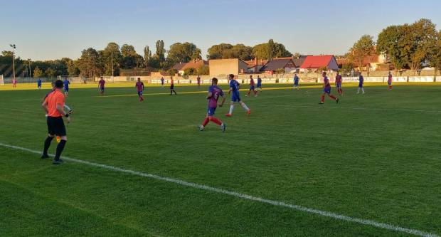 Igrači NK ʺSlavonijaʺ pobijedili HNK ʺĐakovo Croatiaʺ 2:1 i zasjeli na vrh tablice 3. HNL Istok