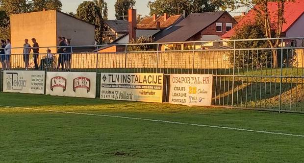 Igrači NK ʺSlavonijaʺ pobijedili HNK ʺĐakovo Croatiaʺ 2:1 i zasjeli na vrh tablice 3. HNL Istok