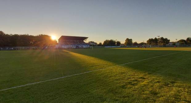 Igrači NK ʺSlavonijaʺ pobijedili HNK ʺĐakovo Croatiaʺ 2:1 i zasjeli na vrh tablice 3. HNL Istok