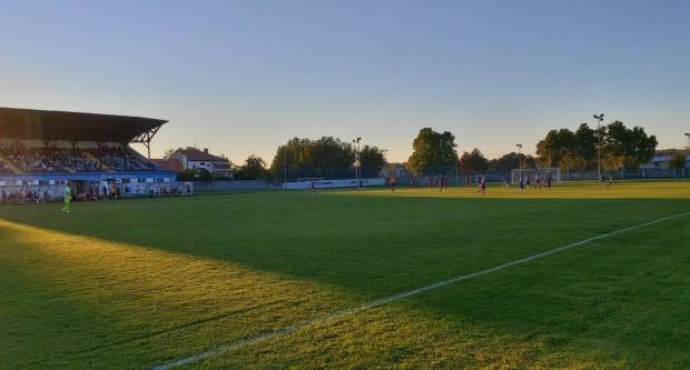 Igrači NK ʺSlavonijaʺ pobijedili HNK ʺĐakovo Croatiaʺ 2:1 i zasjeli na vrh tablice 3. HNL Istok