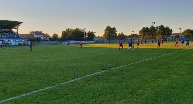 Igrači NK ʺSlavonijaʺ pobijedili HNK ʺĐakovo Croatiaʺ 2:1 i zasjeli na vrh tablice 3. HNL Istok