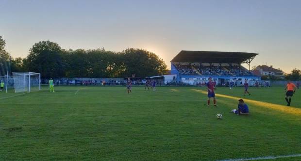 Igrači NK ʺSlavonijaʺ pobijedili HNK ʺĐakovo Croatiaʺ 2:1 i zasjeli na vrh tablice 3. HNL Istok