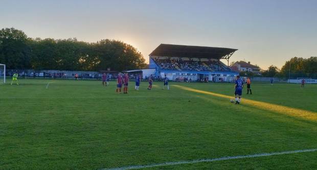 Igrači NK ʺSlavonijaʺ pobijedili HNK ʺĐakovo Croatiaʺ 2:1 i zasjeli na vrh tablice 3. HNL Istok