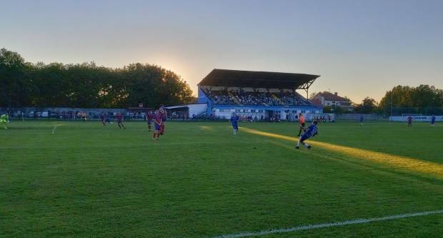 Igrači NK ʺSlavonijaʺ pobijedili HNK ʺĐakovo Croatiaʺ 2:1 i zasjeli na vrh tablice 3. HNL Istok