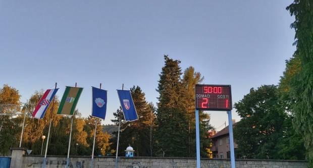 Igrači NK ʺSlavonijaʺ pobijedili HNK ʺĐakovo Croatiaʺ 2:1 i zasjeli na vrh tablice 3. HNL Istok