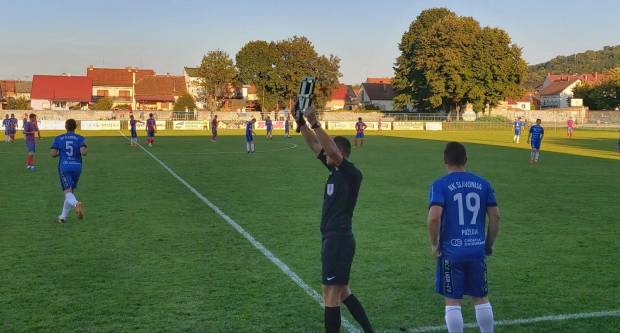 Igrači NK ʺSlavonijaʺ pobijedili HNK ʺĐakovo Croatiaʺ 2:1 i zasjeli na vrh tablice 3. HNL Istok