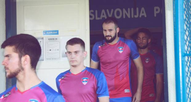 Igrači NK ʺSlavonijaʺ pobijedili HNK ʺĐakovo Croatiaʺ 2:1 i zasjeli na vrh tablice 3. HNL Istok