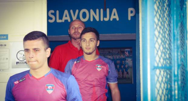 Igrači NK ʺSlavonijaʺ pobijedili HNK ʺĐakovo Croatiaʺ 2:1 i zasjeli na vrh tablice 3. HNL Istok