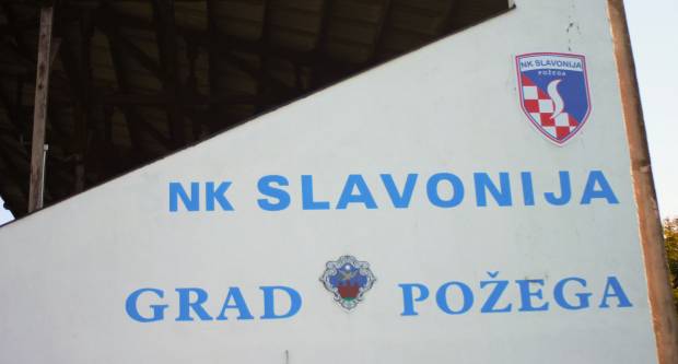 Igrači NK ʺSlavonijaʺ pobijedili HNK ʺĐakovo Croatiaʺ 2:1 i zasjeli na vrh tablice 3. HNL Istok