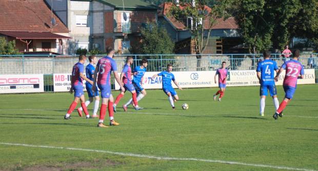 Igrači NK ʺSlavonijaʺ pobijedili HNK ʺĐakovo Croatiaʺ 2:1 i zasjeli na vrh tablice 3. HNL Istok