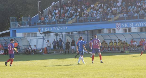 Igrači NK ʺSlavonijaʺ pobijedili HNK ʺĐakovo Croatiaʺ 2:1 i zasjeli na vrh tablice 3. HNL Istok