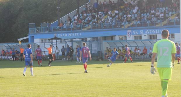 Igrači NK ʺSlavonijaʺ pobijedili HNK ʺĐakovo Croatiaʺ 2:1 i zasjeli na vrh tablice 3. HNL Istok