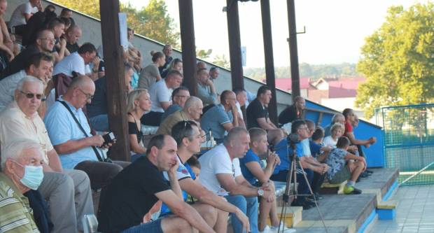 Igrači NK ʺSlavonijaʺ pobijedili HNK ʺĐakovo Croatiaʺ 2:1 i zasjeli na vrh tablice 3. HNL Istok