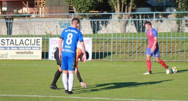 Igrači NK ʺSlavonijaʺ pobijedili HNK ʺĐakovo Croatiaʺ 2:1 i zasjeli na vrh tablice 3. HNL Istok