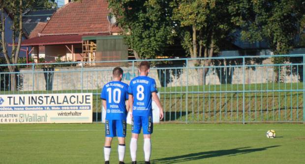 Igrači NK ʺSlavonijaʺ pobijedili HNK ʺĐakovo Croatiaʺ 2:1 i zasjeli na vrh tablice 3. HNL Istok