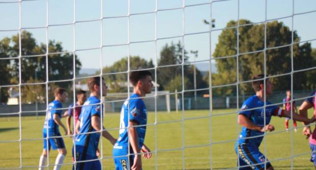 Igrači NK ʺSlavonijaʺ pobijedili HNK ʺĐakovo Croatiaʺ 2:1 i zasjeli na vrh tablice 3. HNL Istok