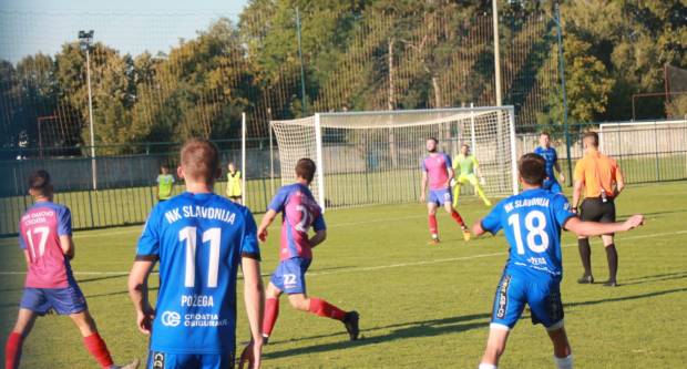 Igrači NK ʺSlavonijaʺ pobijedili HNK ʺĐakovo Croatiaʺ 2:1 i zasjeli na vrh tablice 3. HNL Istok