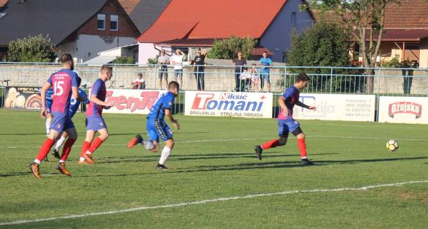 Igrači NK ʺSlavonijaʺ pobijedili HNK ʺĐakovo Croatiaʺ 2:1 i zasjeli na vrh tablice 3. HNL Istok