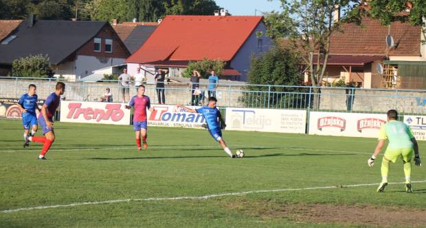 Igrači NK ʺSlavonijaʺ pobijedili HNK ʺĐakovo Croatiaʺ 2:1 i zasjeli na vrh tablice 3. HNL Istok