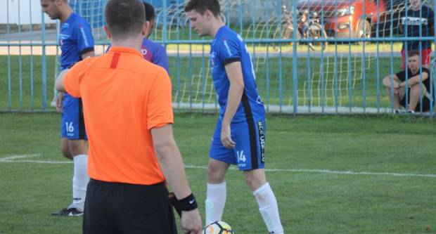 Igrači NK ʺSlavonijaʺ pobijedili HNK ʺĐakovo Croatiaʺ 2:1 i zasjeli na vrh tablice 3. HNL Istok