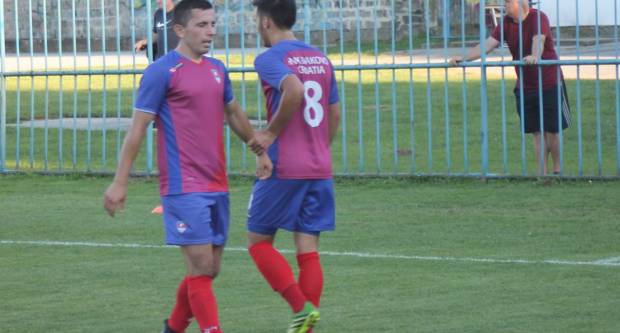 Igrači NK ʺSlavonijaʺ pobijedili HNK ʺĐakovo Croatiaʺ 2:1 i zasjeli na vrh tablice 3. HNL Istok