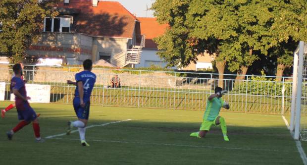 Igrači NK ʺSlavonijaʺ pobijedili HNK ʺĐakovo Croatiaʺ 2:1 i zasjeli na vrh tablice 3. HNL Istok