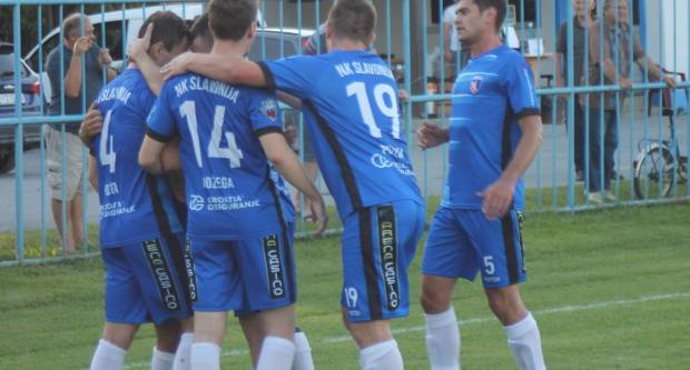 Igrači NK ʺSlavonijaʺ pobijedili HNK ʺĐakovo Croatiaʺ 2:1 i zasjeli na vrh tablice 3. HNL Istok