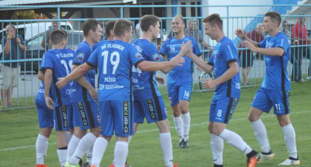 Igrači NK ʺSlavonijaʺ pobijedili HNK ʺĐakovo Croatiaʺ 2:1 i zasjeli na vrh tablice 3. HNL Istok