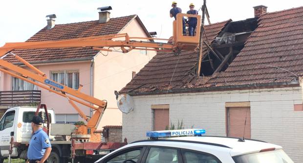 Dizalica kamiona u vožnji zapela za strujne kablove i rasvjetu te oštetila krovove kuća u Požegi Dizalica kamiona u vožnji zapela za strujne kablove i rasvjetu te oštetila krovove kuća u Požegi