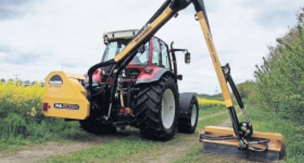 GUNJA: Traktor i kranska kosilica za održavanje kanala