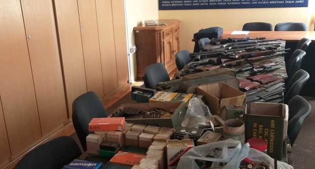 Policija poziva građane na dragovoljnu predaju oružja bez sankcija Policija poziva građane na dragovoljnu predaju oružja bez sankcija