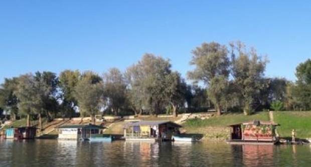 Vandali razbijaju, kradu, pale po Splavarskoj ulici Vandali razbijaju, kradu, pale po Splavarskoj ulici