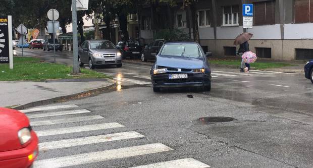 Prometna nesreća jutros na križanju kod požeškog Veleučilišta Prometna nesreća jutros na križanju kod požeškog Veleučilišta