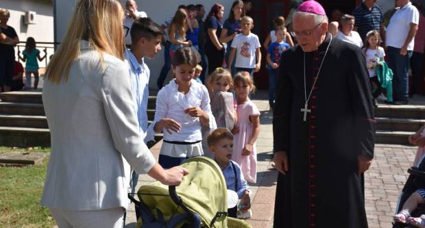 Požeška biskupija pomogla stotinu obitelji na početku šklske godine Požeška biskupija pomogla stotinu obitelji na početku šklske godine