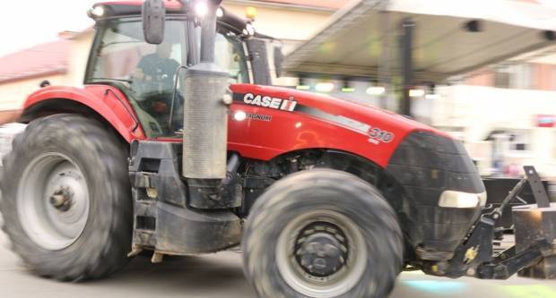 Traktor s kosilicom ozlijedio pješaka Traktor s kosilicom ozlijedio pješaka