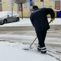 Radnici Komunalca marljivo čiste snijeg na ulicama, pješačkim prijelazima i mostovima 