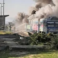 Strašni prizori u Velikoj: Vatra guta putnički vlak na željezničkoj stanici