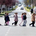 Mališani iz „Grozdića“ iskoristili proljetni dan: Osmijesi na kutjevačkim ulicama