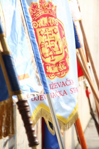 Požega: Povorka i postrojavanje povijesnih postrojbi na Trgu sv. Terezije