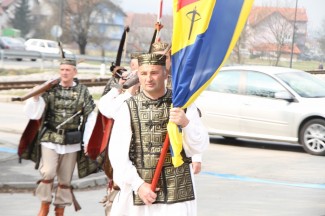 Požega: Povorka i postrojavanje povijesnih postrojbi na Trgu sv. Terezije